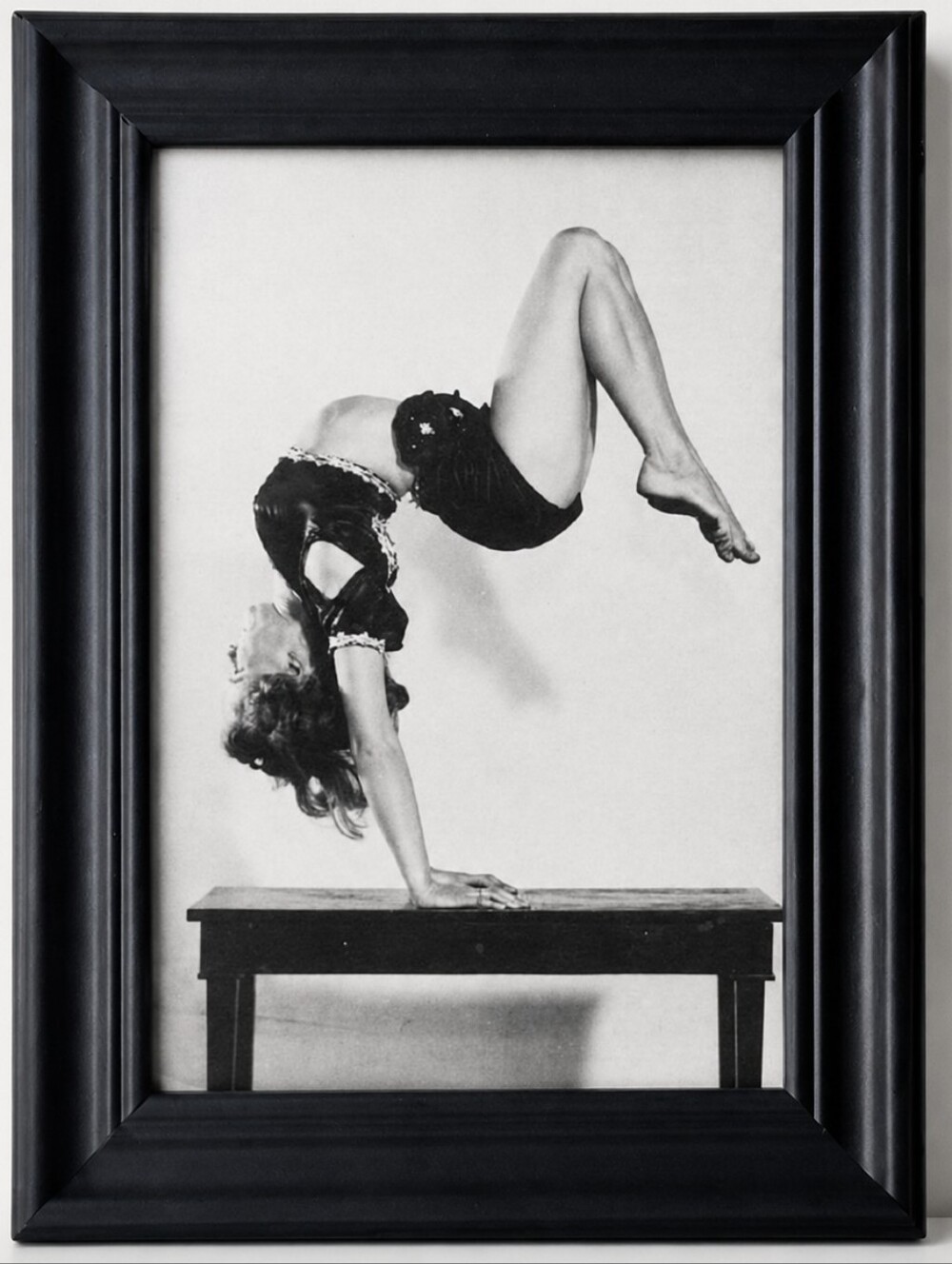 Woman Flexible Sideshow FreakShow Dancer Freakshow Music Piano Oddities Musical